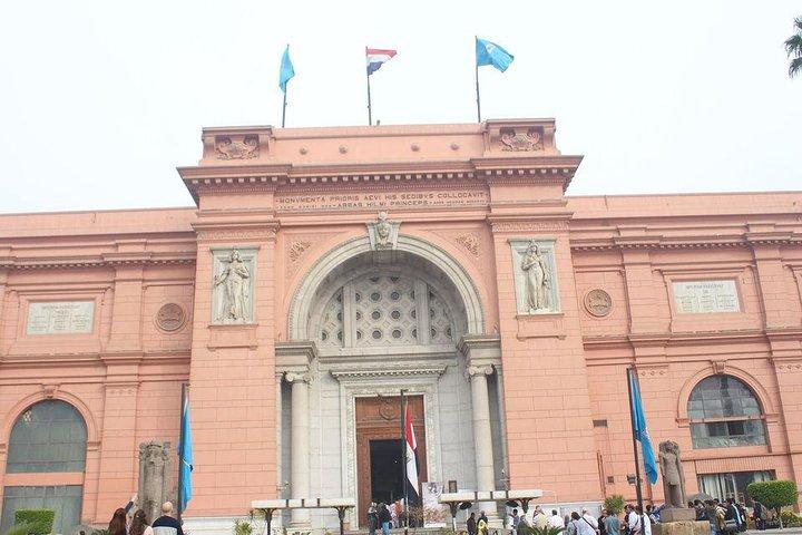 Cairo Day Tour to Pyramids and Egyptian Museum