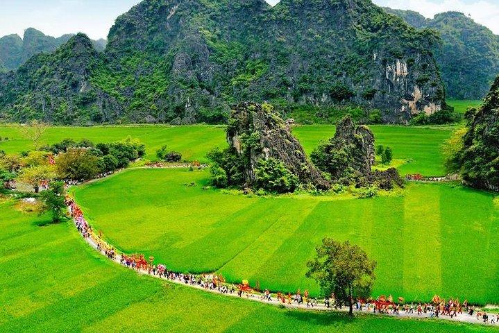 Hoa Lu Tam Coc Full-Day DELUXE Tour Including BUFFET LUNCH & River Boat Ride