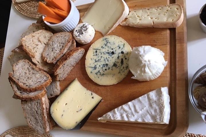 Dine With a Bordeaux Local in a Chartrons / Jardin Public Home
