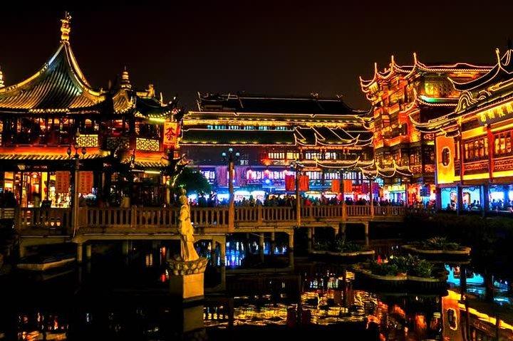 Shanghai Evening Tour: Huangpu River Cruise and Street Food