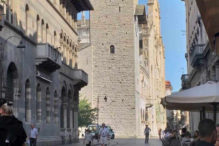 Como city and its History Exclusive Walking Tour (1 h from Milan)