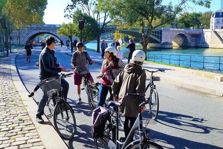 Bike Paris treasures with a live guide - Families & Friends