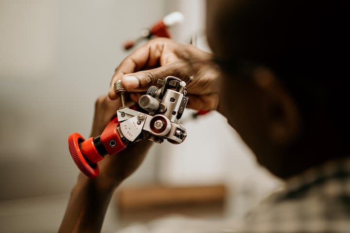 A diamond cutting factory tour, experience how we bring rough diamonds to life