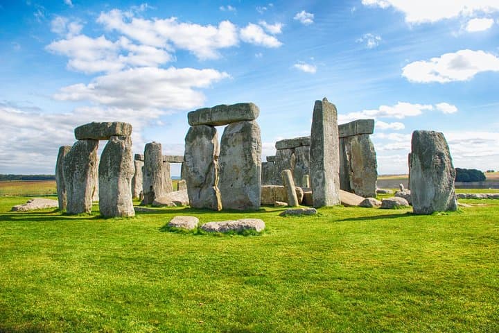 Stonehenge and Bath Day Guided Tour from London