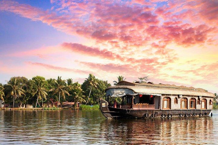 Private Overnight Alleppey Houseboat Cruise from Kochi