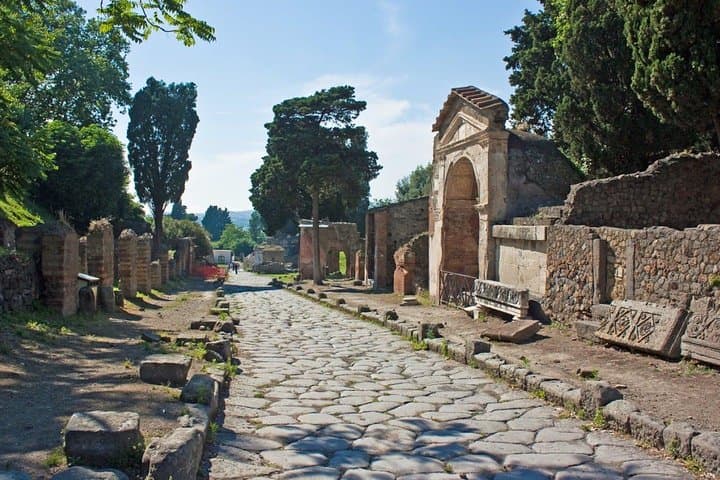 Stories of Pompeii: Small Group tour with archeology expert guide