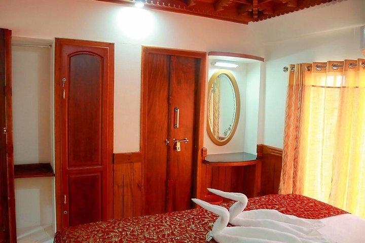 Private Kerala Backwaters Houseboat Cruise with Lunch from Kochi