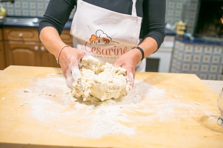Pizza & Tiramisu Class at Local's home with tasting in Rome