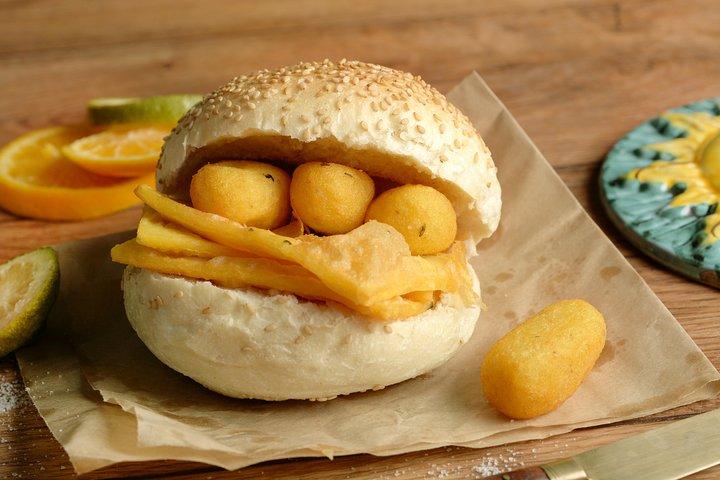 Small-group Street food tour in Messina