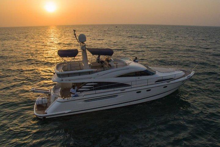 Luxury Yacht Tour Around Palm Island