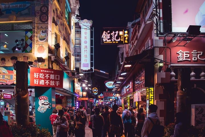 Kowloon Night Street Food Tour with a Local: Private & Customized