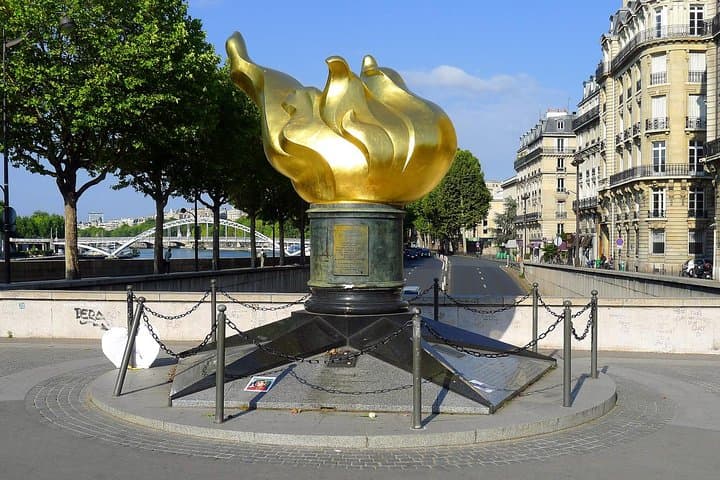 Paris Gourmet French Delicacies Food Tour in Eiffel Tower Area