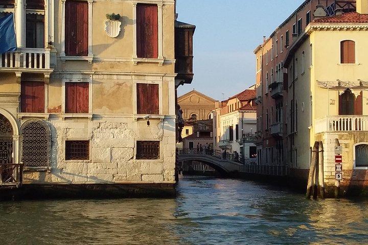 Private Venice walking tour plus Murano island lunch and glass factory visit