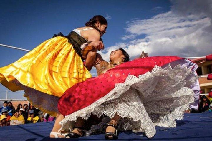 The cholitas wrestling show with transportation