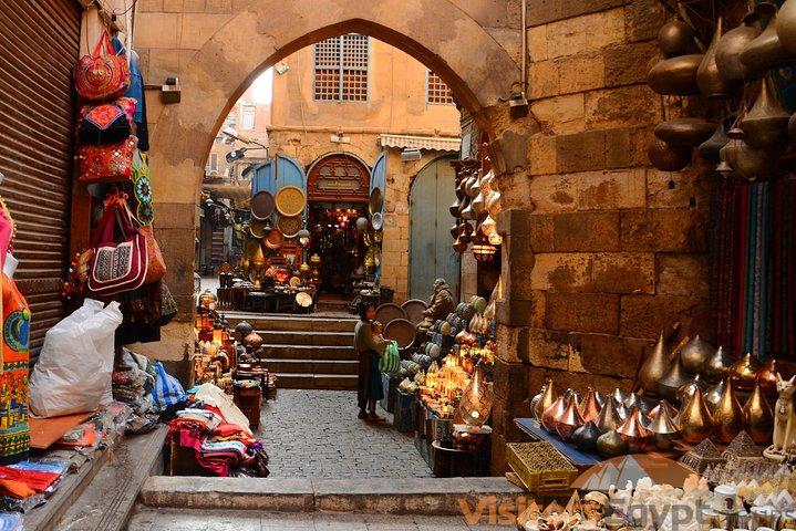 Discover Cairo by night