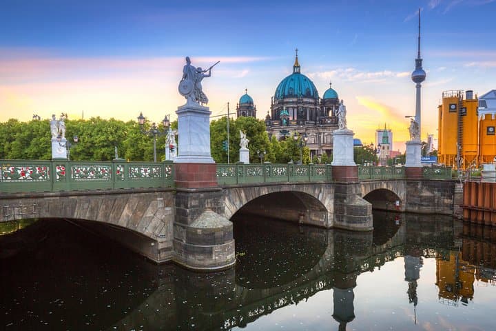 Berlin Private Intro Tour with a Local Guide – Custom & Flexible