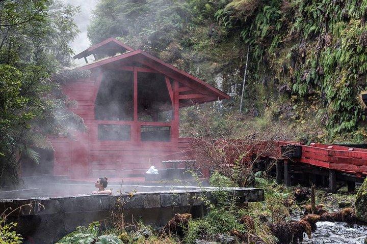 Trekking Mirador el volcano + Geometric hot springs