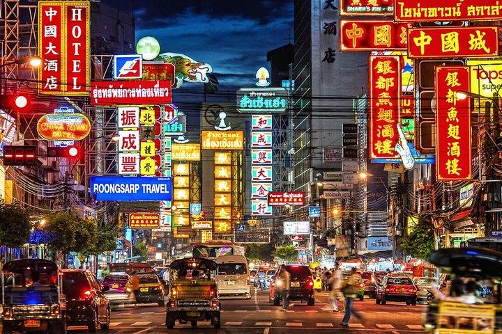 Famous Thai Street Food Tasting Experience!