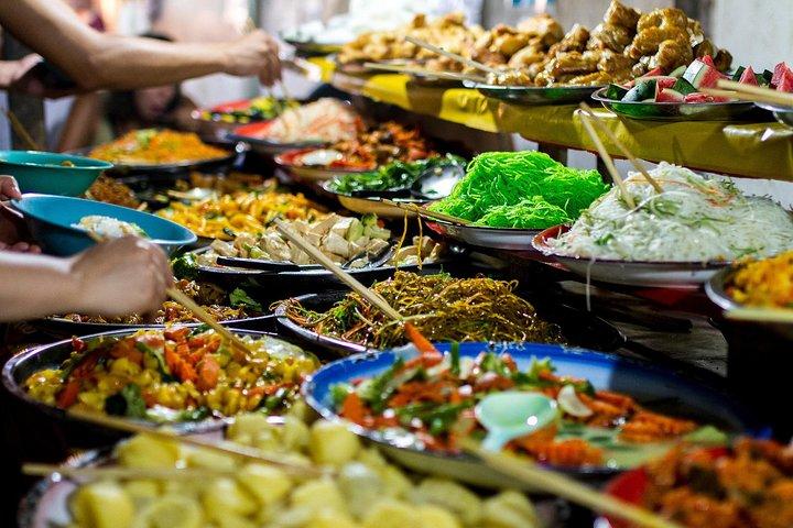 Famous Thai Street Food Tasting Experience!