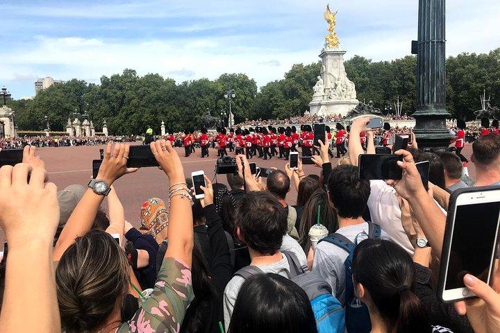 Half Day Walking Tour of Traditional London by Walking & Public Transportation