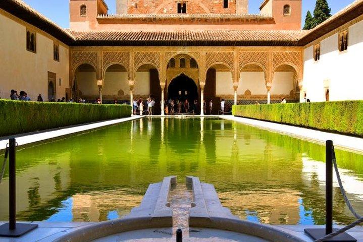 Granada Walking Tour Including Alhambra, Albaicin and Sacromonte
