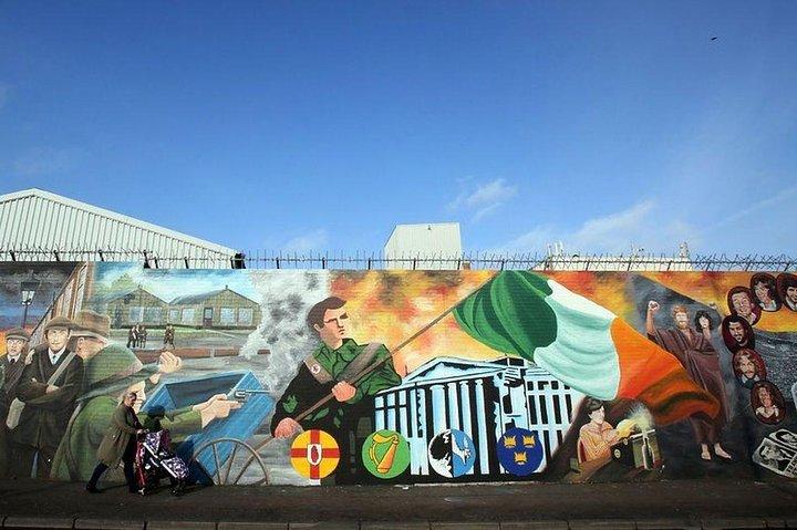 Belfast Political Taxi Tour Murals and Peace Wall