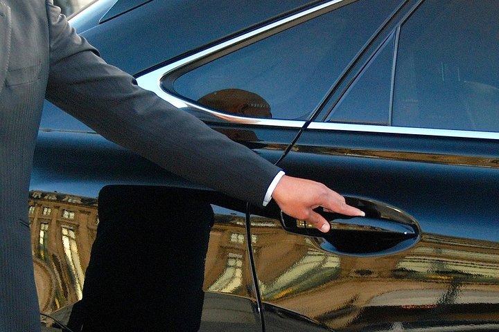 SUV Private Transfer: Paris to Charles de Gaulle Airport (CDG)