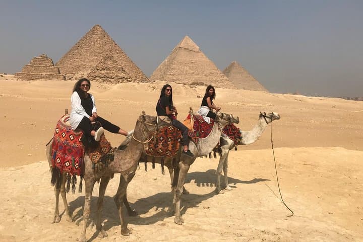 Sightseeing Day Tour to Pyramids, Egyptian Museum and Bazaar from Giza or Cairo