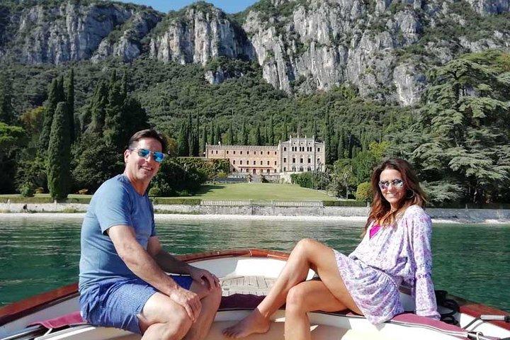 Private boat tour to Isola del Garda and surroundings.