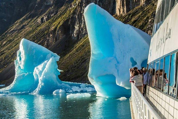 Perito Moreno boat tour from El Calafate: Glaciares Gourmet