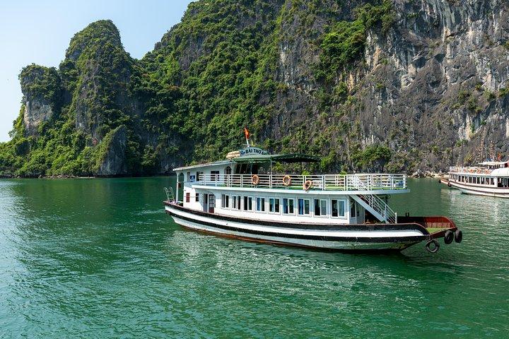 Halong bay Full Day Cruise trip: kayaking, surprise cave, titop island, lunch