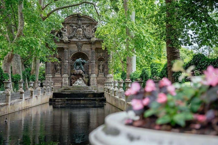 Private Tour: Secrets of Notre Dame & Latin Quarter with a Local