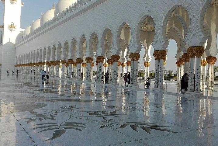 Abu Dhabi tour with Sheikh Zayed Grand Mosque ,and Qasr Al Watan