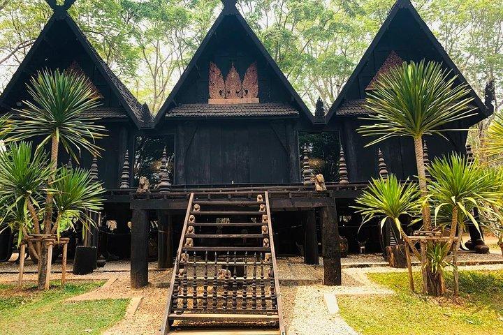 Chiang Rai Highlights Tour: White & Blue Temples and Black Museum