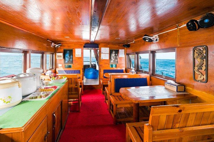 Private Full-Day Blue Dragon Yacht to Angthong National Marine Park