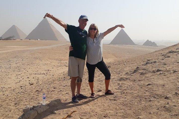 Top rated Giza Pyramids and Sphinx Tour from Cairo Airport