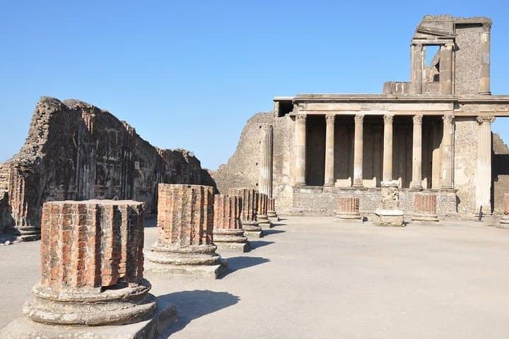Pompeii small group with an archaeologist - skip the line