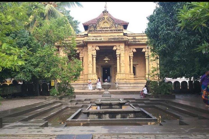 Shore Excursion to Colombo City Tour & Kelaniya Temple for 2 People