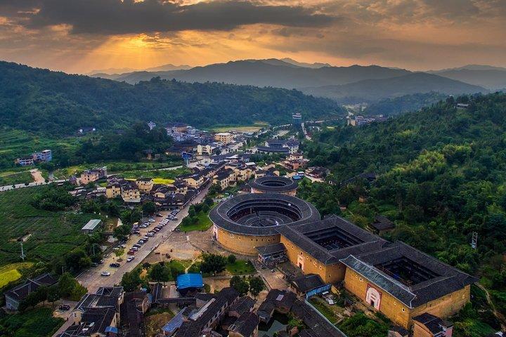 Tour Guide and Car: Private Day Tour to Tianluokeng Tulou and Hongkeng Tulou