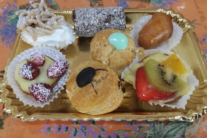 Dessert and Cakes Tasting and Sightseeing Tour in Rome