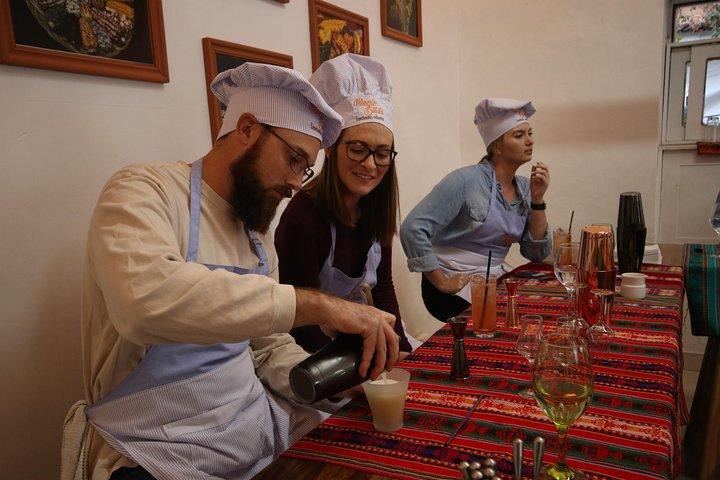 Pisco Bilingual Cocktail Class at Night