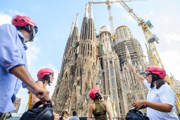 2,5h Barcelona Gaudí Segway Tour