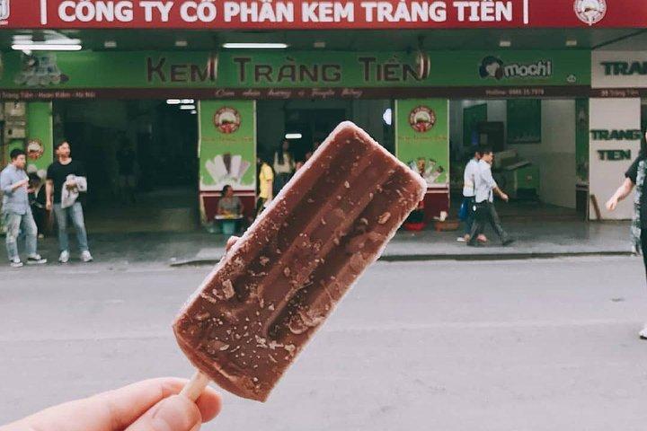 Private Tour: Hanoi walking street food tour in night