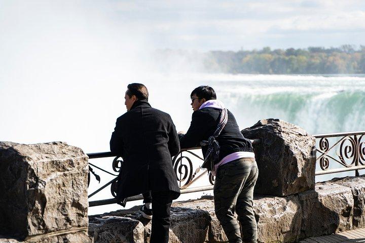 FROM TORONTO: Niagara Day Tour w/ Niagara on the Lake & Boat Ride