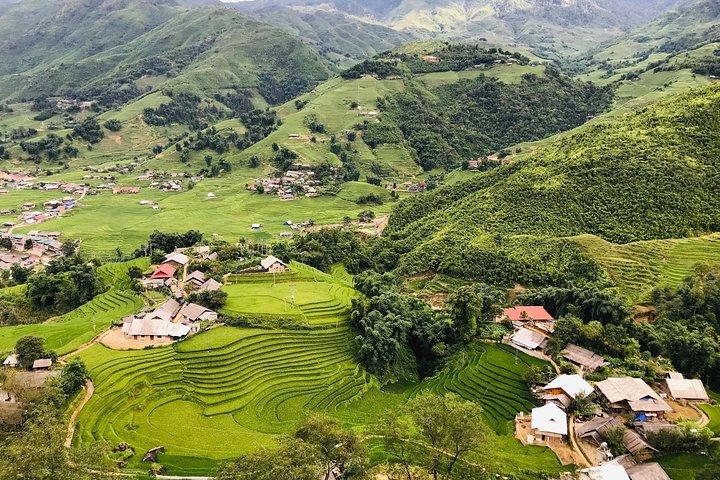 From Hanoi: 2 Days Luxury Sapa Trek & Fansipan Peak with Dcar
