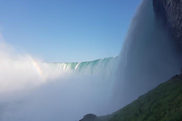 Niagara at a Glance Tour with Maid of the Mist Boat Cruise