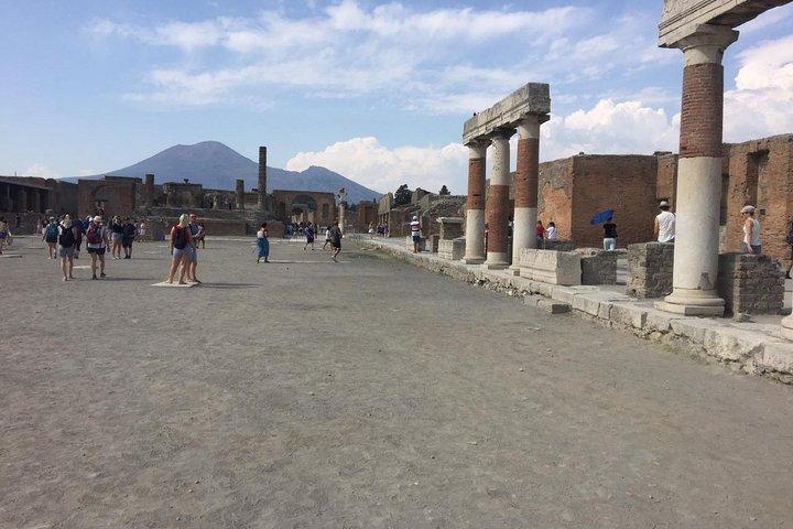 All-Inclusive Pompeii Tour with Guide, Lunch and Ticket from Rome