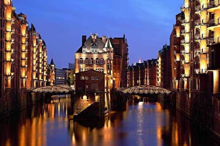 Hamburg Light Cruise 90 minutes – Speicherstadt & Hafen at night