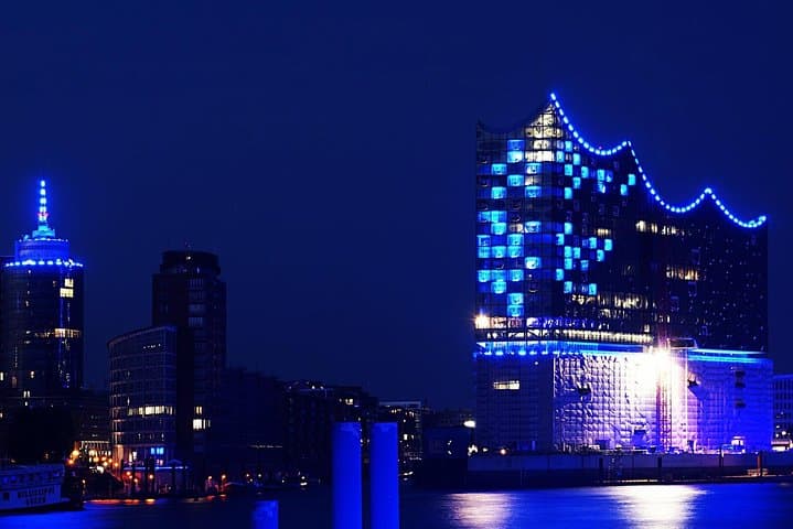 Hamburg Light Cruise 90 minutes – Speicherstadt & Hafen at night