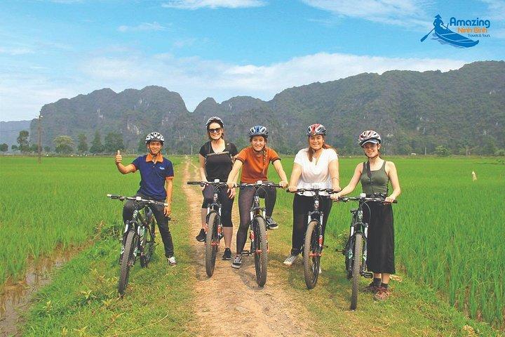 Mua Cave - Tam Coc - Bich Dong Day tour with transfer, local family & bike